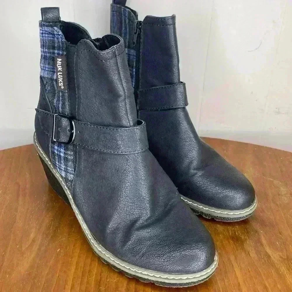 MUK LUKS WOMEN'S WEDGE HEEL ANKLE BOOTS Size 8 Black / Blue Plaid Canvas